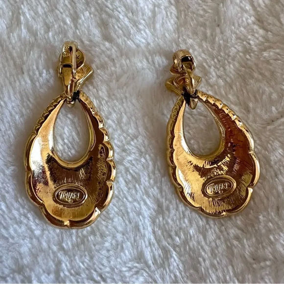 Vintage Trifari Clip On Earrings Cream Enamel Gold Tone Geometric - Picture 4 of 4